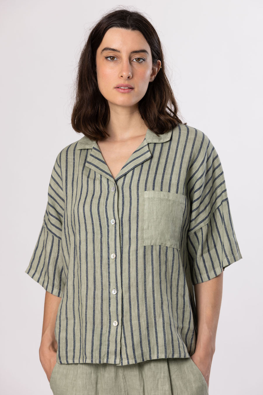 Chemise rayée en lin sauge de chez OMER