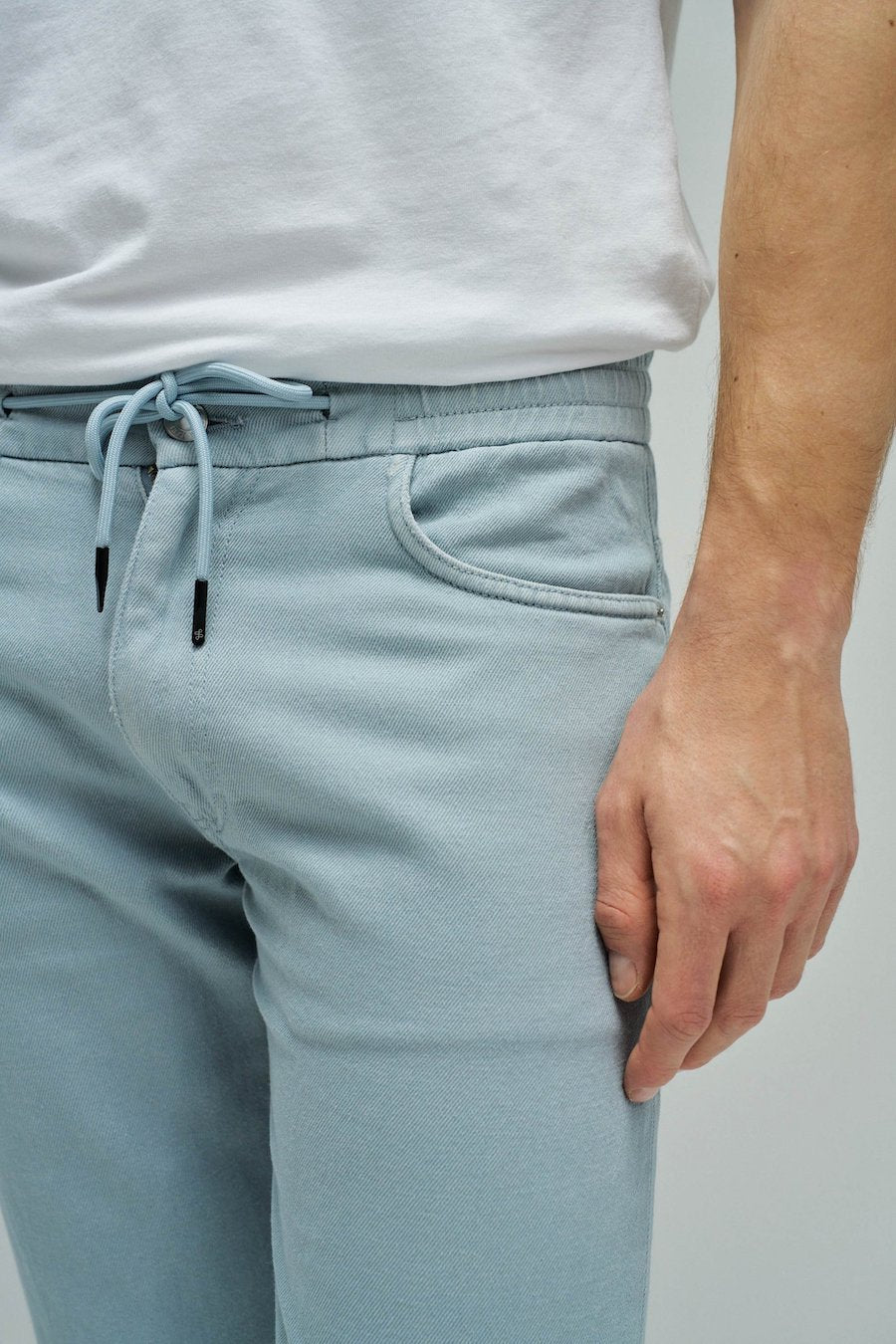 Jog Jeans en lin pour homme de chez Salsa